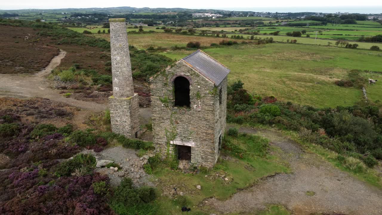 parys montaña abandonado ladrillo chimenea cobre minería molino piedra ruina vista aérea órbita bajando derecho
