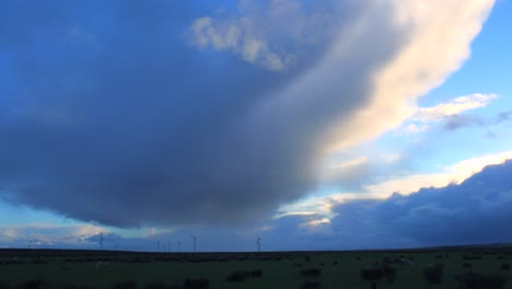 asombrosas formaciones de nubes se forman sobre un paisaje árido