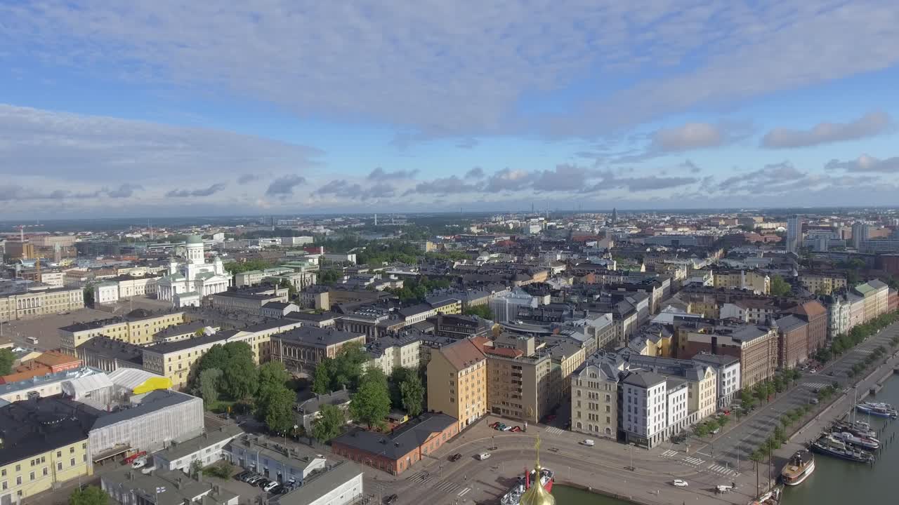 Luftfoto af Helsinki, hovedstaden i Republikken Finland, kamera vipper nedad.