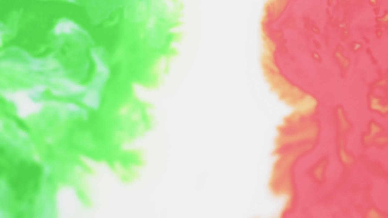 video de primer plano de tinta verde, roja y amarilla en agua con espacio para copiar