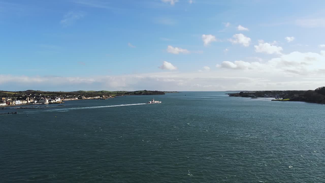 푸른 하늘과 바다 아래로 페리 횡단 카운티 일부 구름 짧은 시간 경과