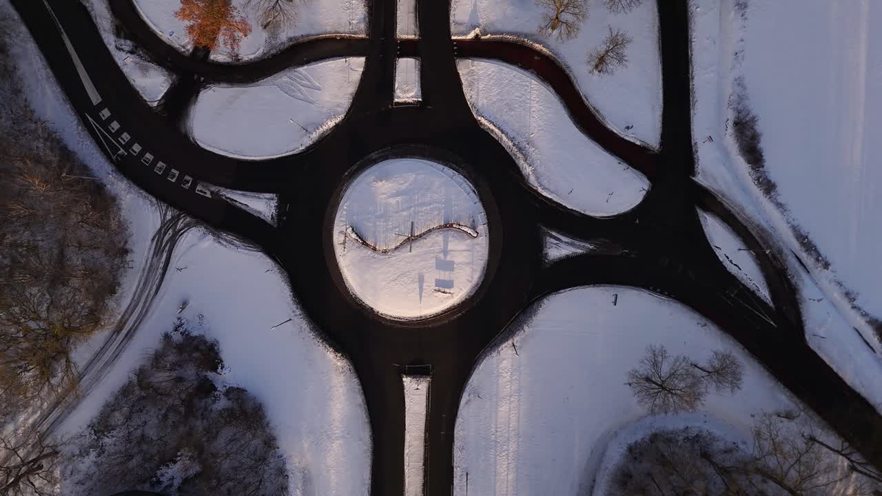 Vista aerea di una rotonda innevata