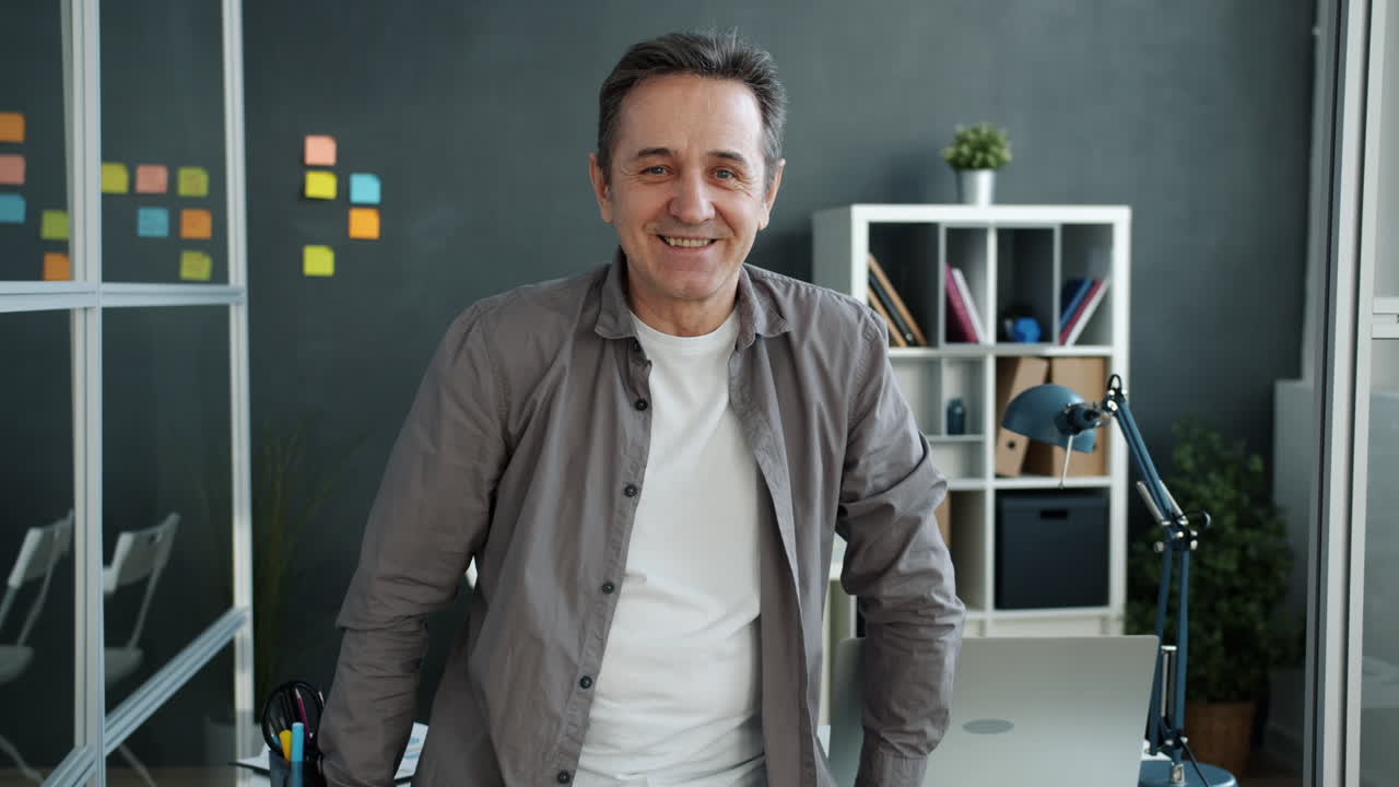 un hombre de negocios sonriente en una oficina moderna.