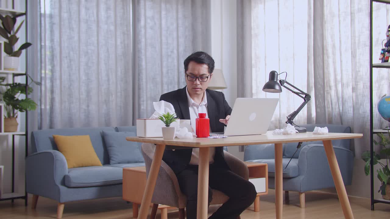 아픈 동안 집에서 일하는 남자