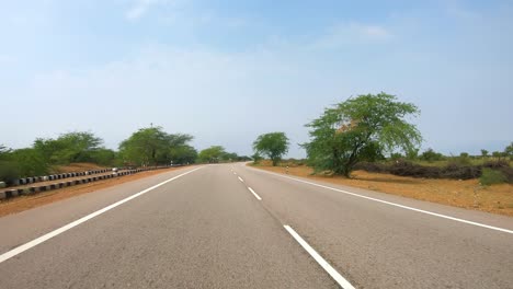 Autofahren-Auf-Einer-Straße-In-Rajasthan,-Indien