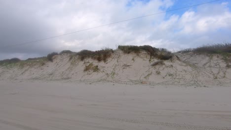 pov mientras conduce a lo largo de las dunas de arena en el parque del condado de pardre balli en el parque del condado de nueces en la isla del padre norte cerca de corpus christi texas