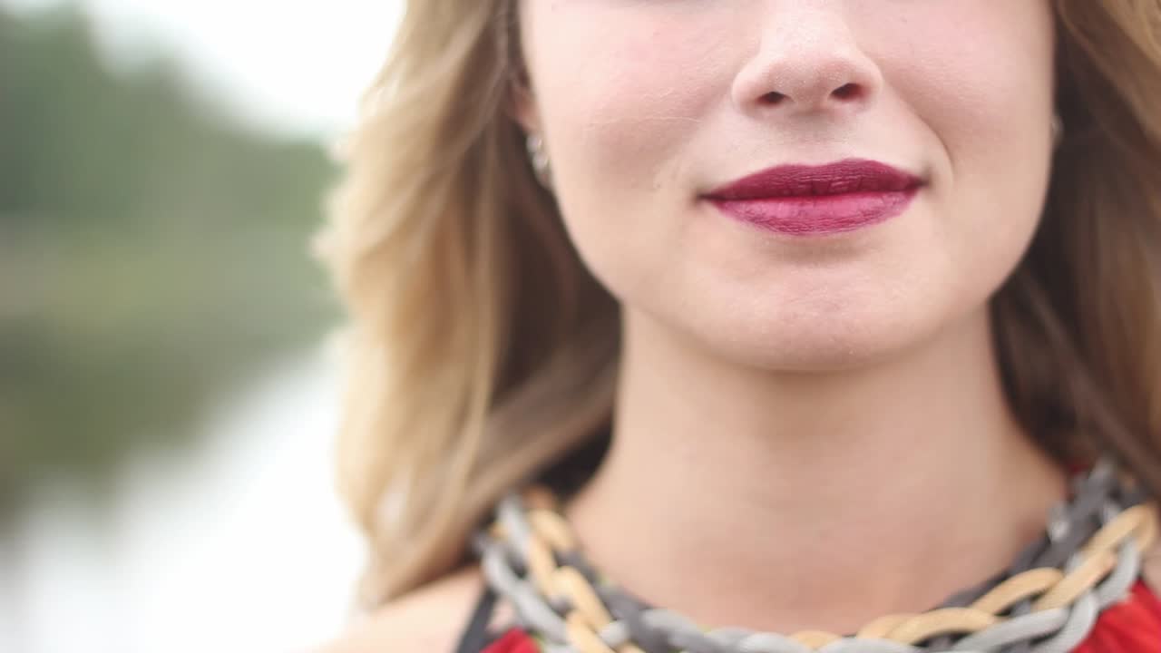 cicatrizarse, de, labios, de, hermoso, mujer joven