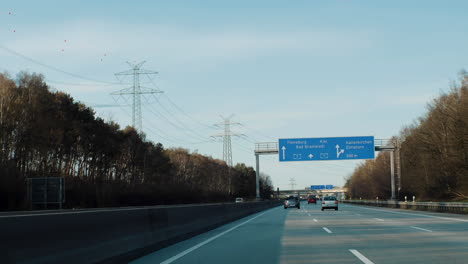 Deutsche-Autobahn-An-Einem-Schönen-Tag-Im-Frühling