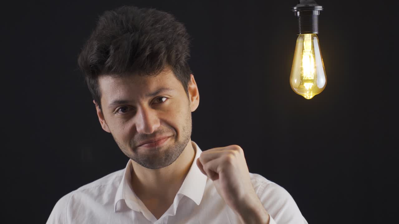 lámpara de idea. hombre creativo feliz que se le ocurrió una idea.