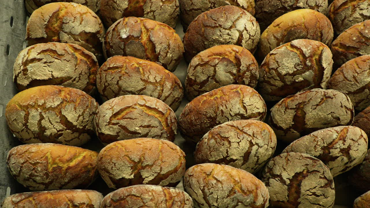 panes de pan fermentado que se venden en una panadería - disparo de deslizador aéreo