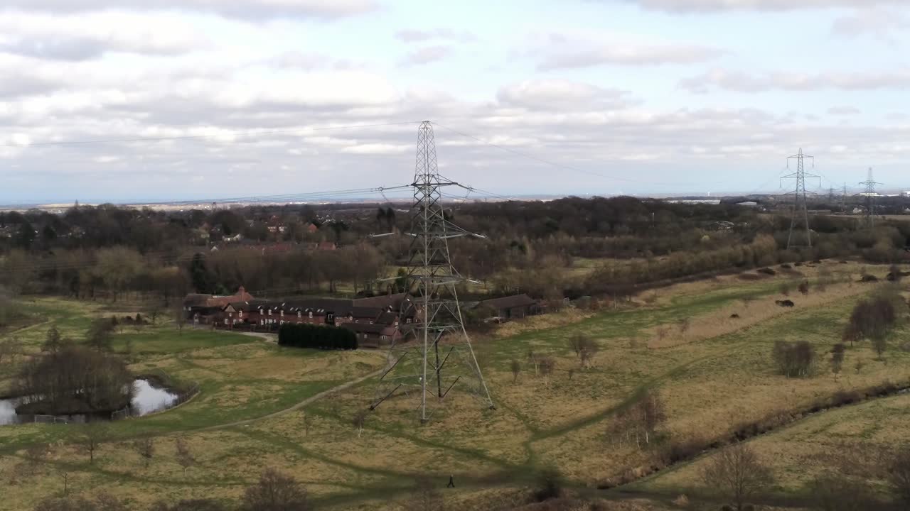 полет в сторону опоры электропередачи с видом на британскую парковую сельскую местность