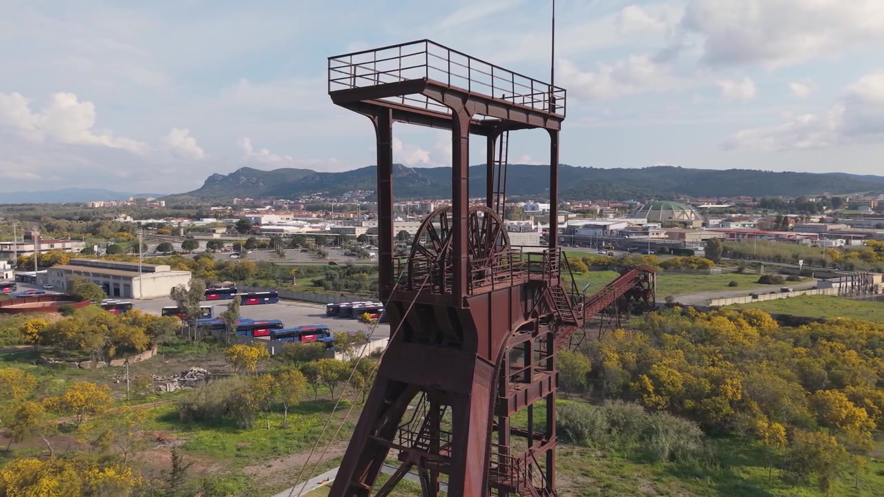 Castilletes históricos en la mina de carbón de Serbariu en Carbonia, Cerdeña, Italia. - Toma aérea de cerca
