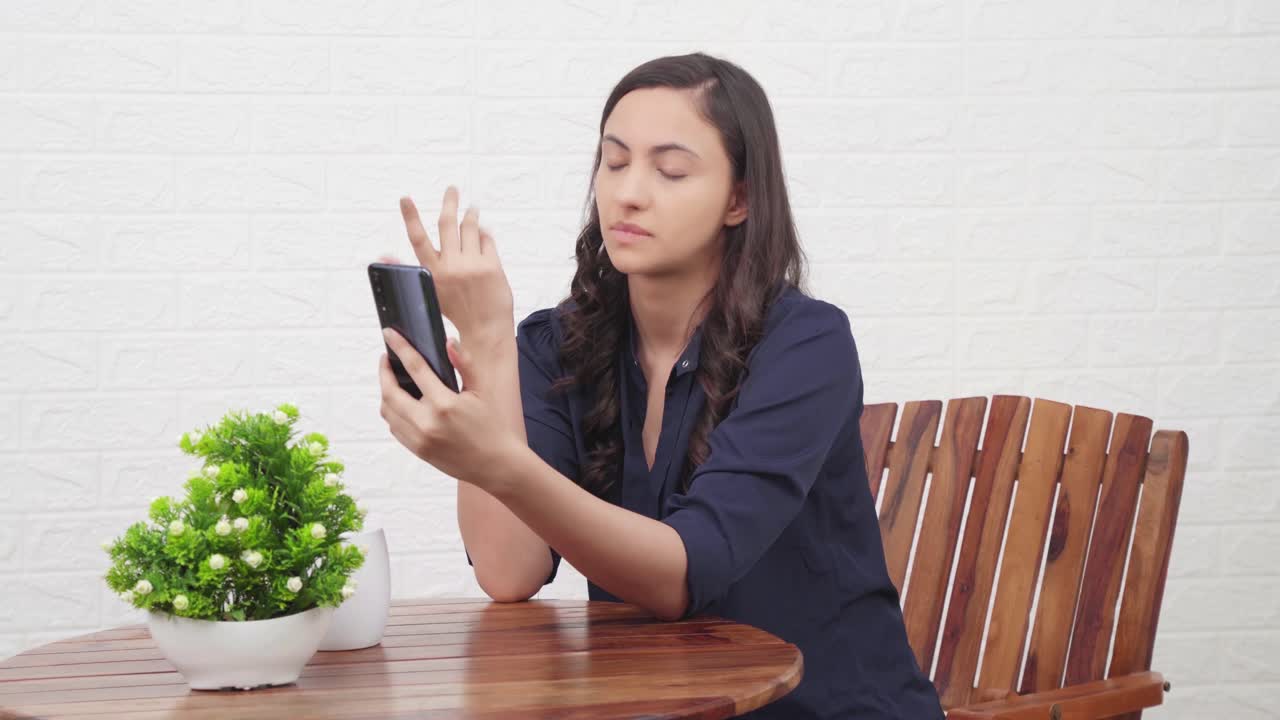 누군가와 페이스타임에 있는 인도 소녀