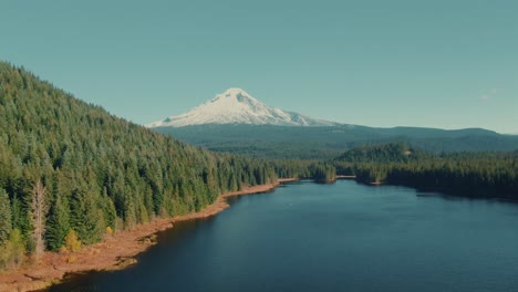 4k-Schneebedeckter-Luftberg-Mit-See-Und-Immergrünen-Hügeln-Im-Vordergrund-Drohnen-LKW-Rechts