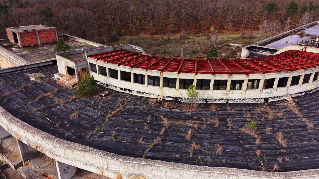 Edificio abbandonato che rivela la natura mentre riconquista il paesaggio urbano dall'alto
