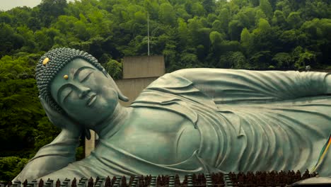 Der-Riesige-Liegende-Buddha-Des-Nanzoin-Tempels-In-Fukuoka,-Japan,-Daibutsu-Wald,-Bewölkter-Tag,-Schwenken