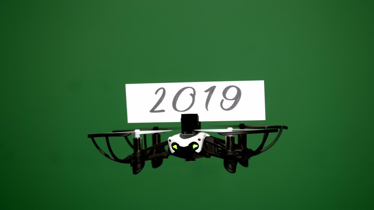 Consegna messaggio con drone: auguri di stagione su schermo verde