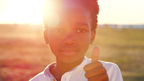 Niño-Negro,-Cara-O-Pulgar-Hacia-Arriba-En-La-Naturaleza-Al-Atardecer