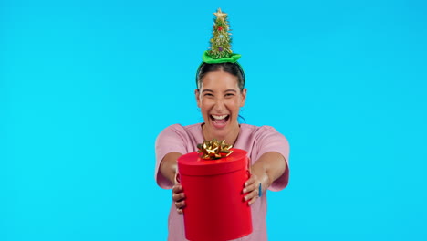cara emocionada, navidad y una mujer con un regalo