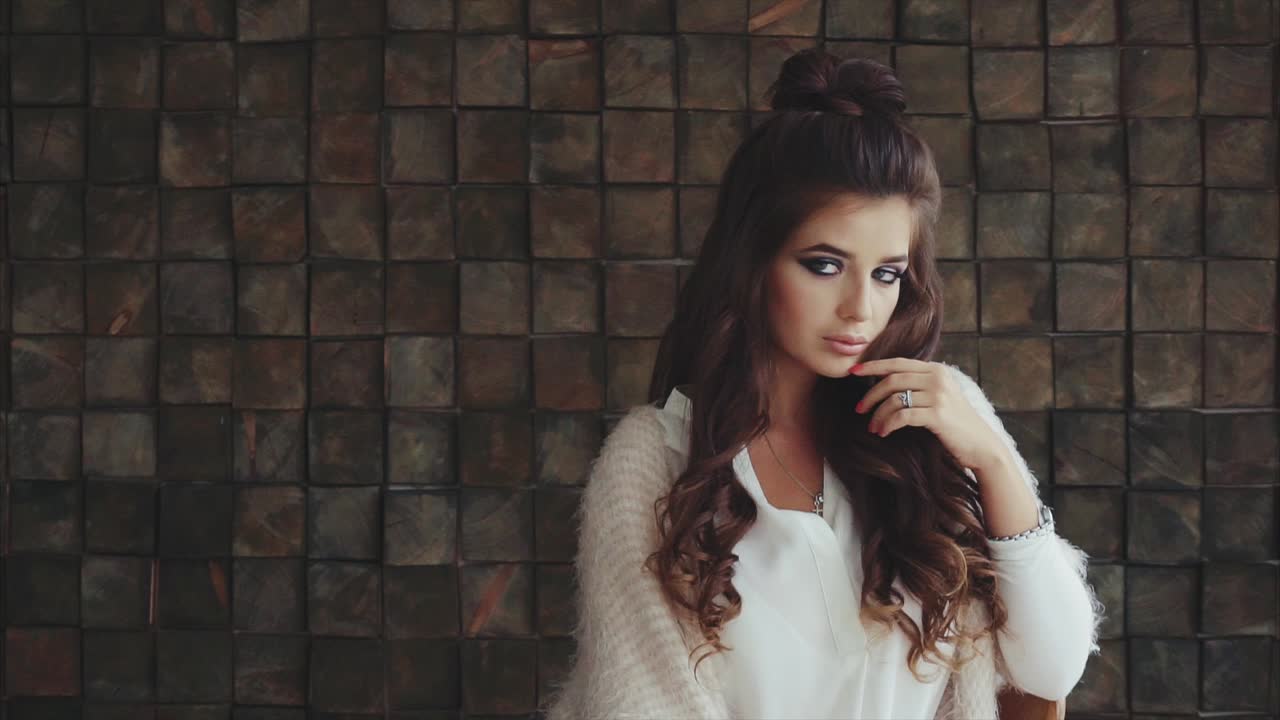 mujer hermosa con cabello elegante y maquillaje