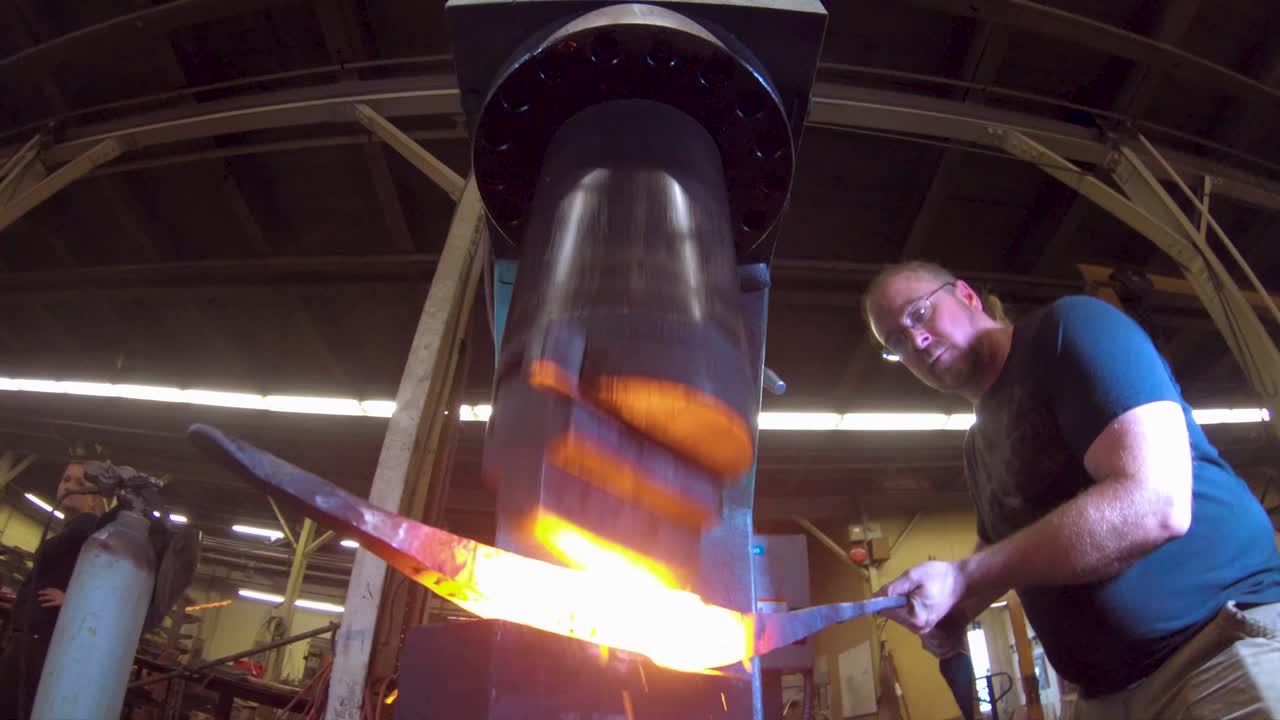 кузнец ковка металла в 4k