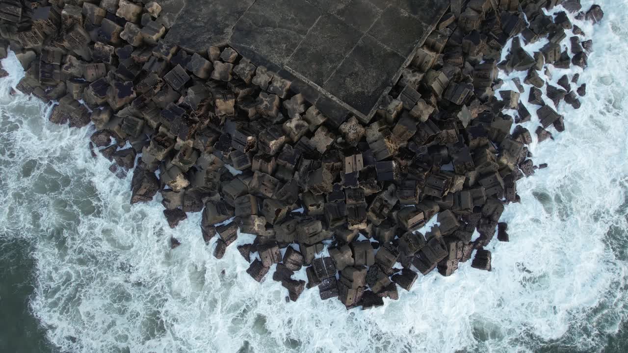 거친 바다의 파도가 해안 절벽에 부딪친다