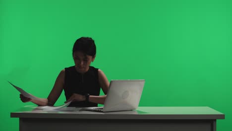mujer trabajando en computadora portátil