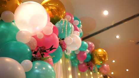 Celebración-De-La-Fiesta-De-Cumpleaños-Con-Globos-Dorados-Y-Más-Mezcla-De-Colores-Y-Tamaños-Con-Luces-Rgb-Cerrar-Detalle-Evento-Asiático