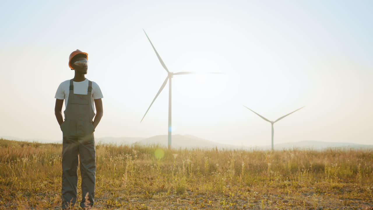 ingeniero de turbinas eólicas al atardecer