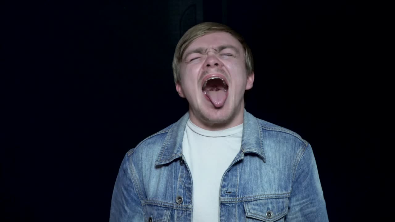 입이 열리고 혀가 어져 있는 남자