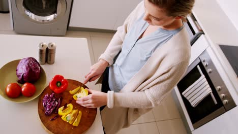 Woman-cutting-vegetables-in-kitchen