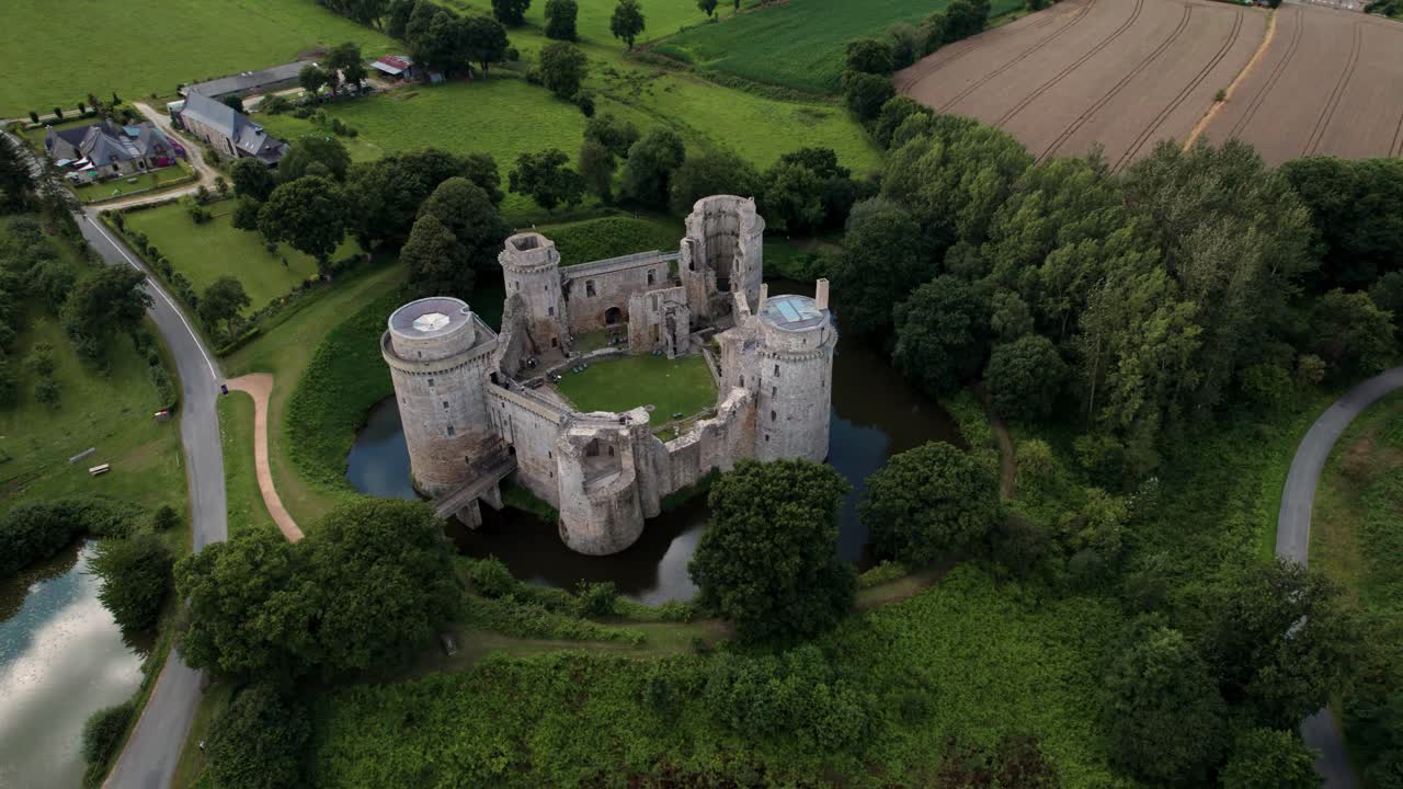 Ripresa drone intorno al Castello di Hunaudaye in Bretagna, Francia, d'estate in una giornata nuvolosa.