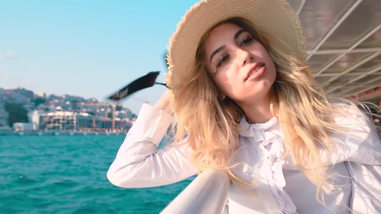 슬로우 모션:아름다운 소녀는 바다를 배경으로 순항하면서 순간을 즐깁니다.