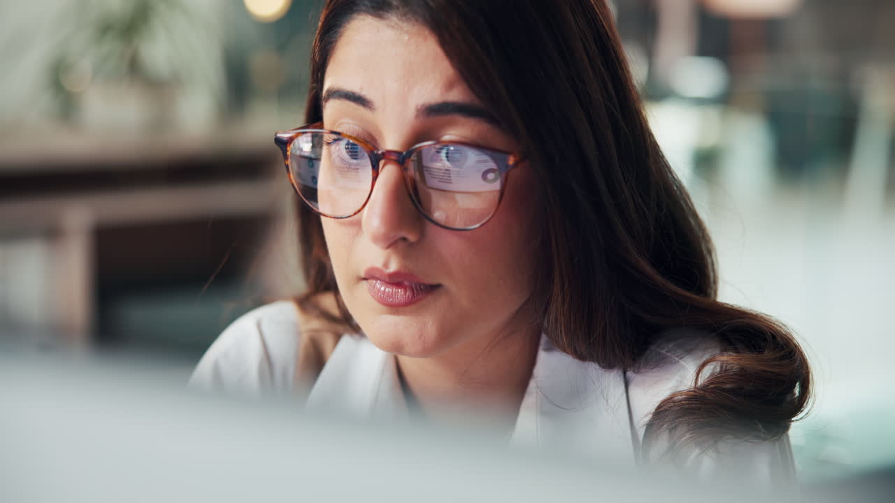 mujer trabajando en la computadora