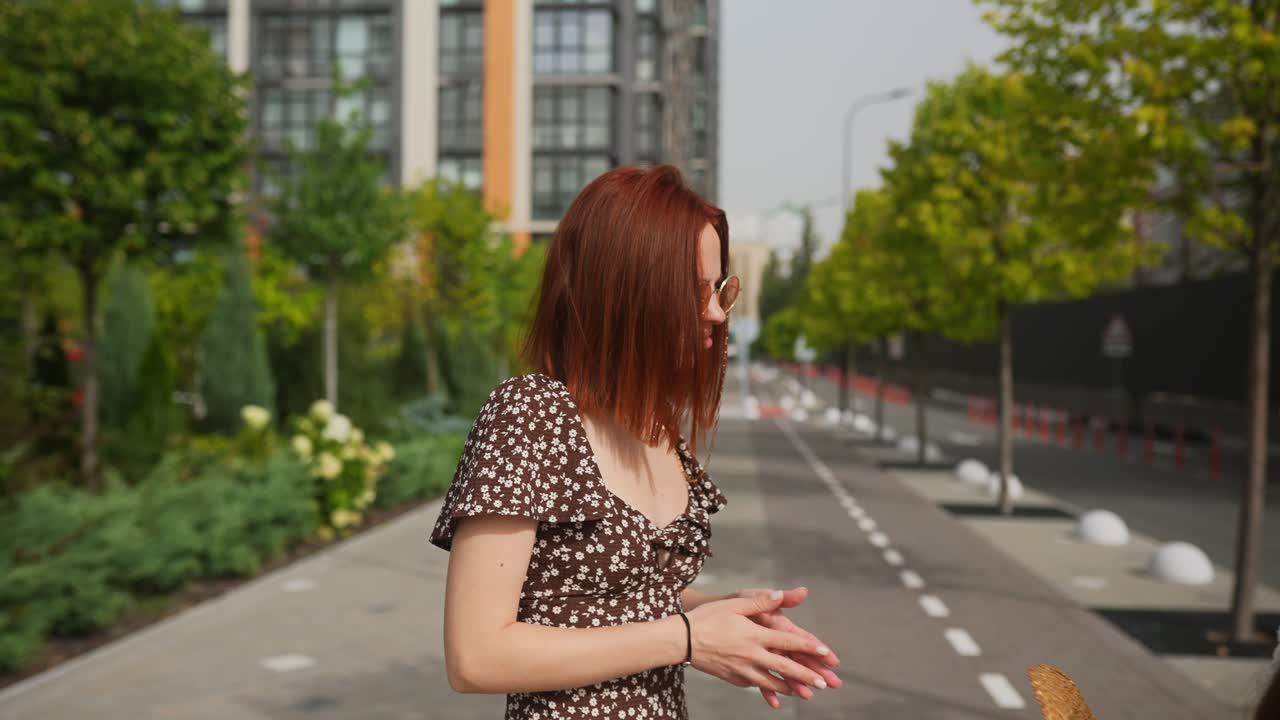 두 명의 젊은 여성들이 도시에서 야외에서 이야기하고 있습니다.