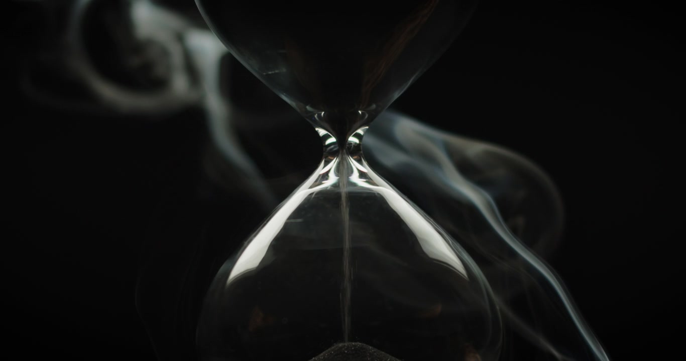 Bellissimo fumo che circonda una clessidra