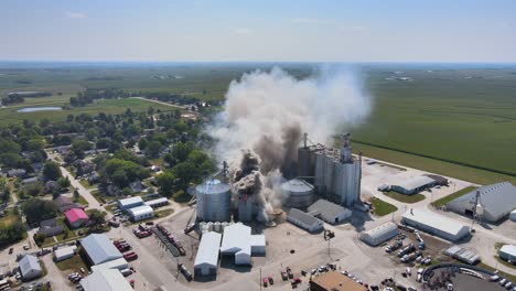antena sobre un incendio industrial en una instalación de almacenamiento de silos de grano en una granja en iowa