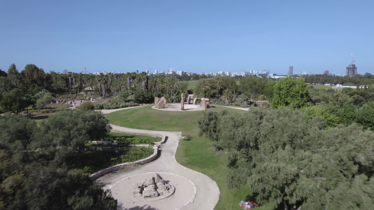 revelando el jardín de piedra como stonehenge en tel aviv israel - avión no tripulado empujar en el tiro