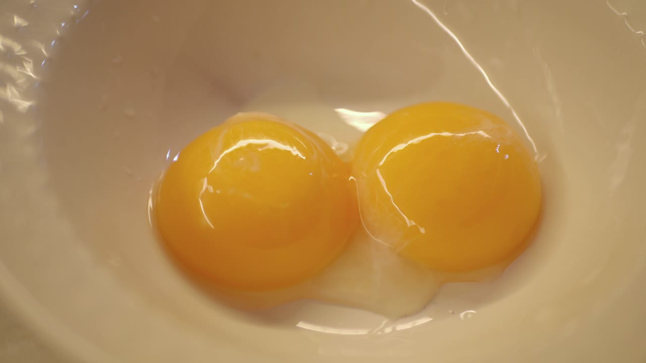 2つの卵の黄色をボウルに