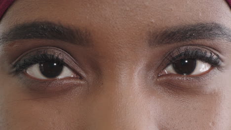 Nahaufnahme-Einer-Schönen-Afroamerikanerin,-Die-Die-Augen-öffnet-Und-In-Die-Kamera-Blickt.-Weibliche-Schönheit