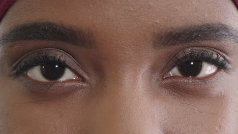 cerca hermosa mujer afroamericana ojos abiertos mirando a la cámara belleza femenina