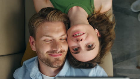 Amor-Pareja-Tomando-Selfie-Poniendo-Sofá-Vista-Superior.-Pareja-Amorosa-Probando-La-Aplicación-De-Mascarilla