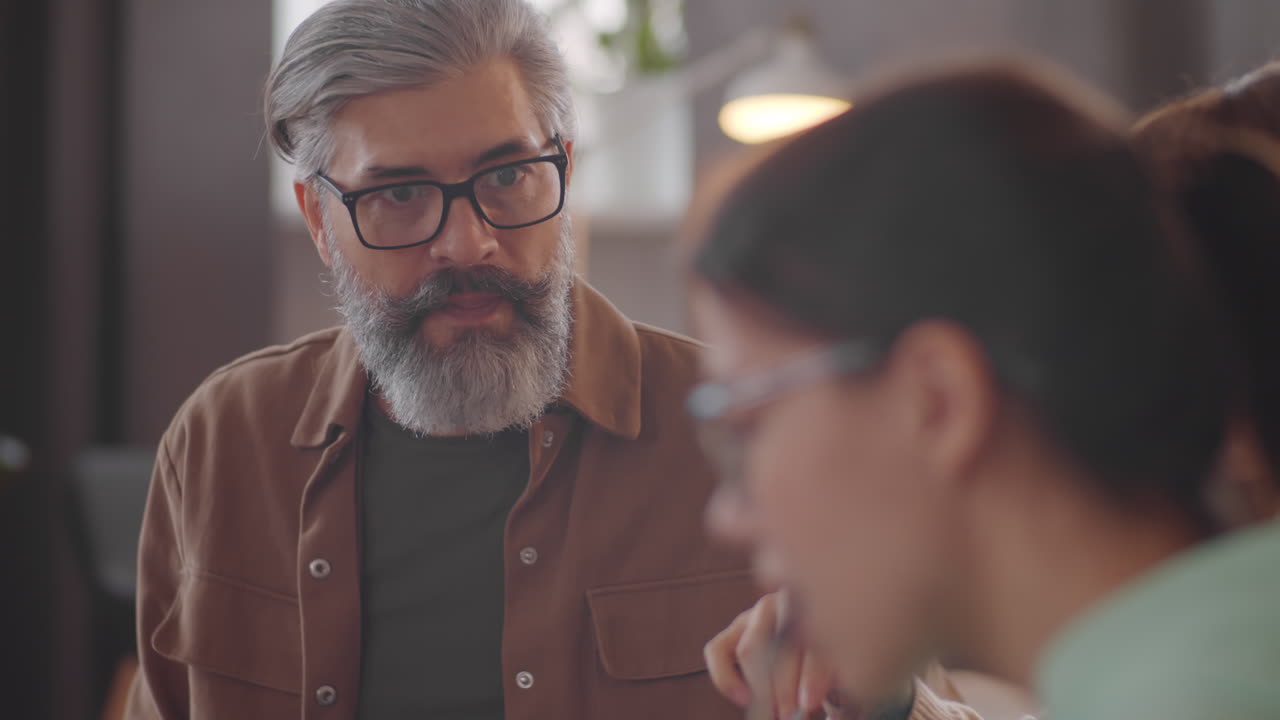 hombre de mediana edad hablando con su hija en la cena
