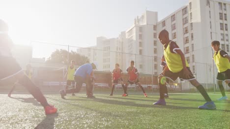 Niños-De-Fútbol-Haciendo-Ejercicio-En-Un-Día-Soleado