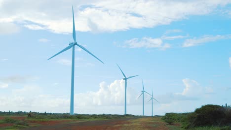 Windturbinen-Oder-Windmühlen,-Die-Sich-In-Der-Tropischen-Wüste-Mit-Blauem-Himmelshintergrund-Drehen