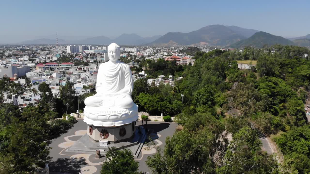atracción turística y lugar religioso de la estatua de buda más grande del mundo en el templo pagoda de long son, vietnam - drone aéreo