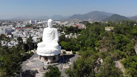 Atracción-Turística-Y-Lugar-Religioso-De-La-Estatua-De-Buda-Más-Grande-Del-Mundo-En-El-Templo-Pagoda-De-Long-Son,-Vietnam---Drone-Aéreo