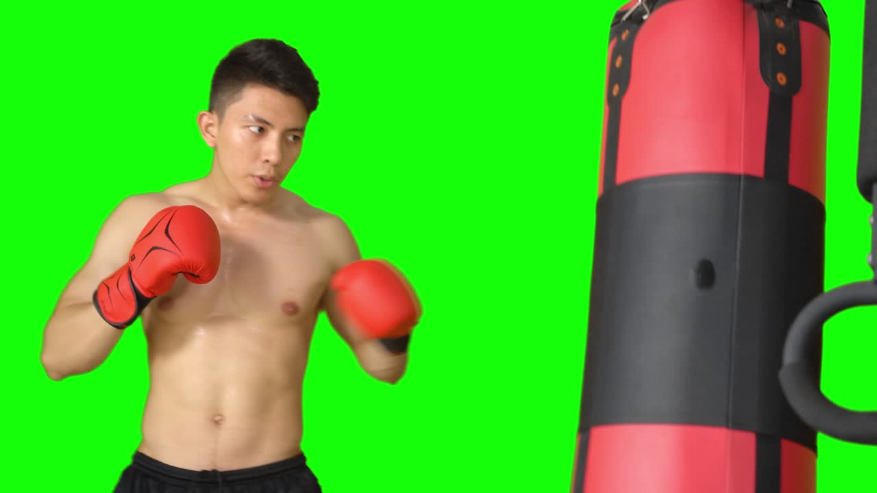 권투 가방 을 때리는 남자