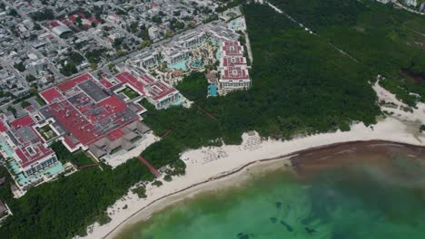 toma de drones del paradisus playa del carmen y las aguas tropicales circundantes en méxico