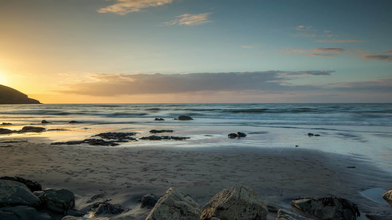 puesta de sol en la playa de gales 4k 03